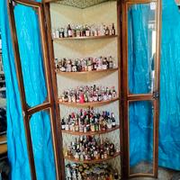 vetrinetta con collezione di bottigliette di liquo