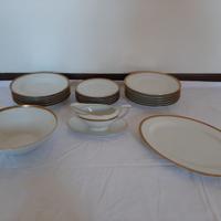 Servizi di piatti profilati in oro