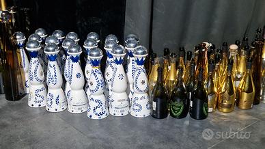 Vuoti di bottiglie di champagne e tequila premium