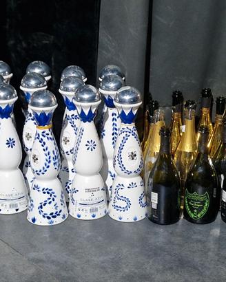 Vuoti di bottiglie di champagne e tequila premium