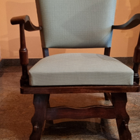 Poltroncina in legno imbottita