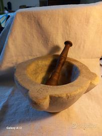 Mortaio in marmo genovese antico.