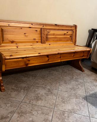 Due panche in legno con contenitore