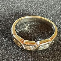 anello in oro bianco con 6 brillantini