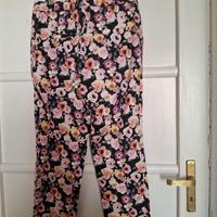 Pantalone in cotone a fiori modello chino. H&M. 