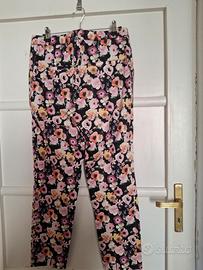 Pantalone in cotone a fiori modello chino. H&M. 
