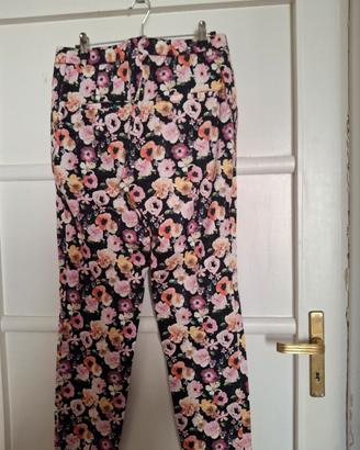 Pantalone in cotone a fiori modello chino. H&M. 