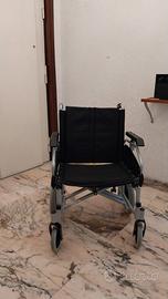 Sedia a rotelle pieghevole per anziani