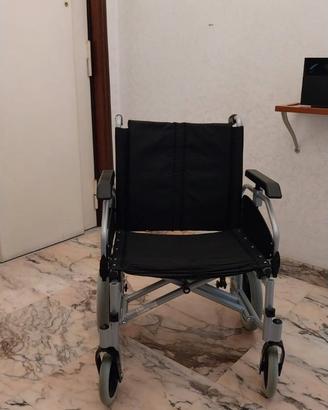 Sedia a rotelle pieghevole per anziani