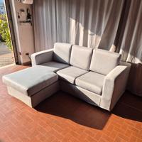 Divano grigio con penisola