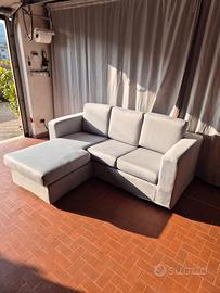 Divano grigio con penisola