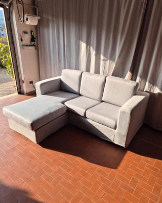 Divano grigio con penisola