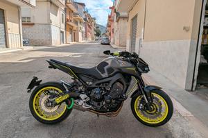 Yamaha MT-09 2017 Gen 2 Fluo and grey.