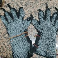 Guanti e polsiere medievali