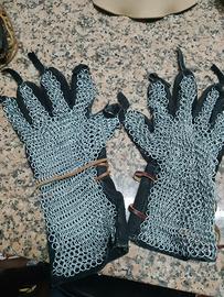 Guanti e polsiere medievali