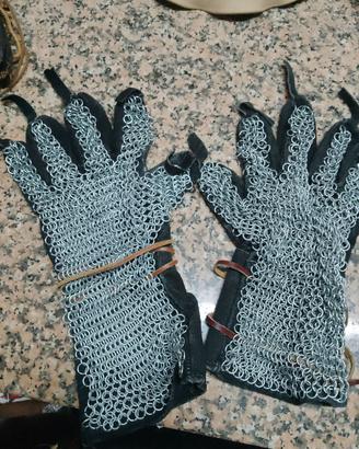 Guanti e polsiere medievali