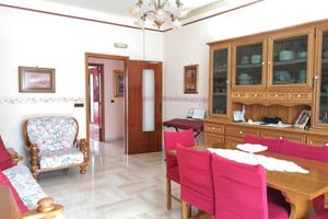 In zona centrale appartamento con box