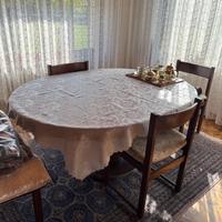 Tavolo in legno con 4 sedie