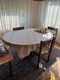 Tavolo in legno con 4 sedie