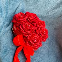 Scatola a forma di cuore con rose rosse glitterate