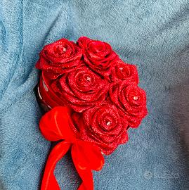 Scatola a forma di cuore con rose rosse glitterate