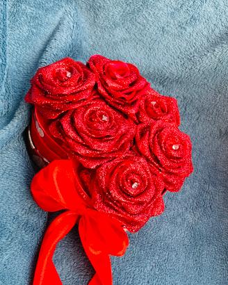 Scatola a forma di cuore con rose rosse glitterate
