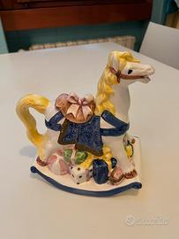 Cavallo a dondolo in ceramica con coperchio