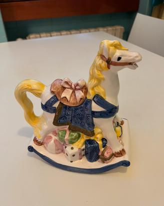 Cavallo a dondolo in ceramica con coperchio