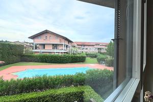 AMPIO BILOCALE CON TERRAZZINO, BOX E PISCINA CONDO