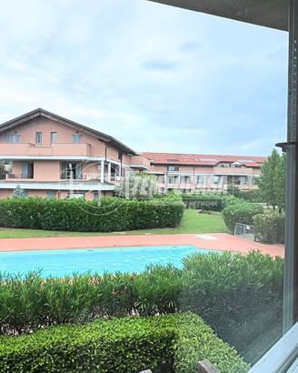 AMPIO BILOCALE CON TERRAZZINO, BOX E PISCINA CONDO