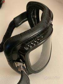Casco moto e occhiali protezione in pelle vintage