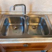 Lavello a due fori con rubinetto