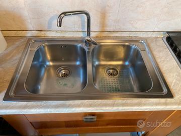 Lavello a due fori con rubinetto