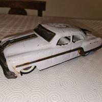 Vecchia auto giocattolo Bugatti in latta