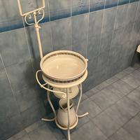 Bagno Vintage in Ferro Battuto e Ceramica Decorata