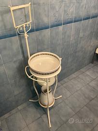 Bagno Vintage in Ferro Battuto e Ceramica Decorata