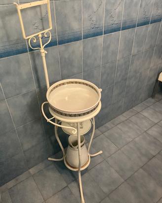 Bagno Vintage in Ferro Battuto e Ceramica Decorata