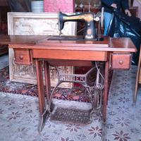 Macchina per cucire d'epoca