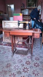 Macchina per cucire d'epoca