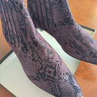 Femminile stivaletto in camoscio stampa pitone.