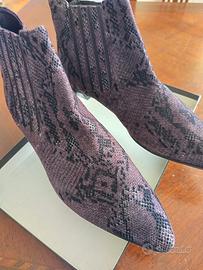 Femminile stivaletto in camoscio stampa pitone.