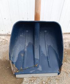 pala da neve con manico in legno