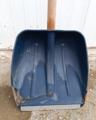 pala da neve con manico in legno