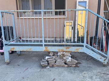 Pedana metallica con scala e parapetto in ferro -