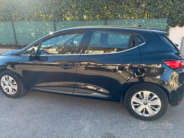 AUTO RENAULT CLIO