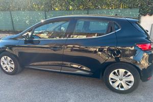 AUTO RENAULT CLIO
