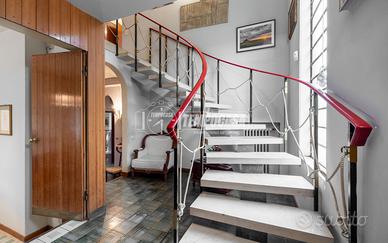 VILLA CON GIARDINO PRIVATO