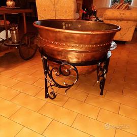 Antico braciere in rame con supporto