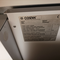 Congelatore murale e vetrina a banco