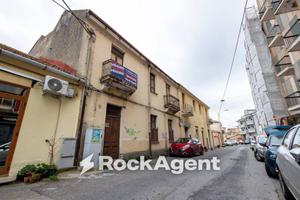 Palazzo / Stabile di 240 m² con più di 5 locali a 